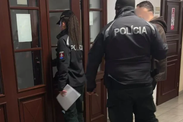 Zadržaný muž čelí obvineniu z obchodovania s ľuďmi po siedmich rokoch
