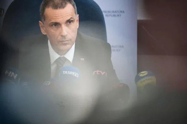 Žilinka kritizuje postup polície pri vyhrážaní sekerou pred školou