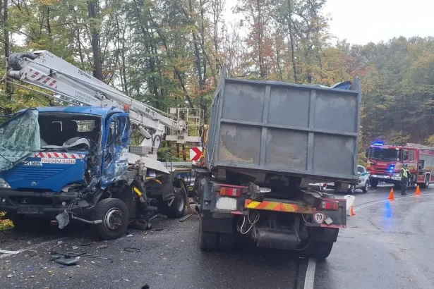 Zrážka Tatry s vozidlom poruchovej služby na Bielej hore, jedna osoba sa zranila