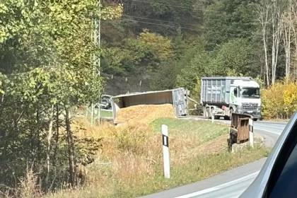 Zvolen: kamión zablokoval cestu, ďalšia nehoda