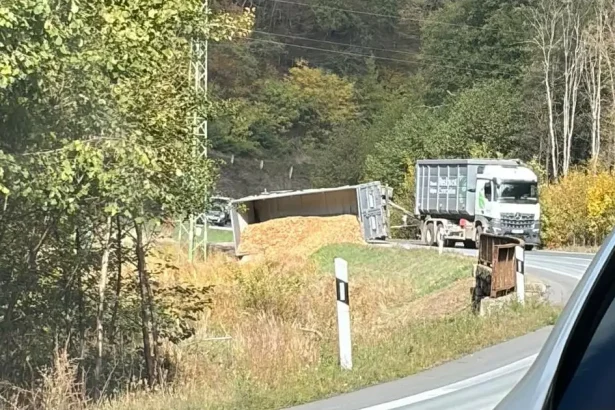 Zvolen: kamión zablokoval cestu, ďalšia nehoda